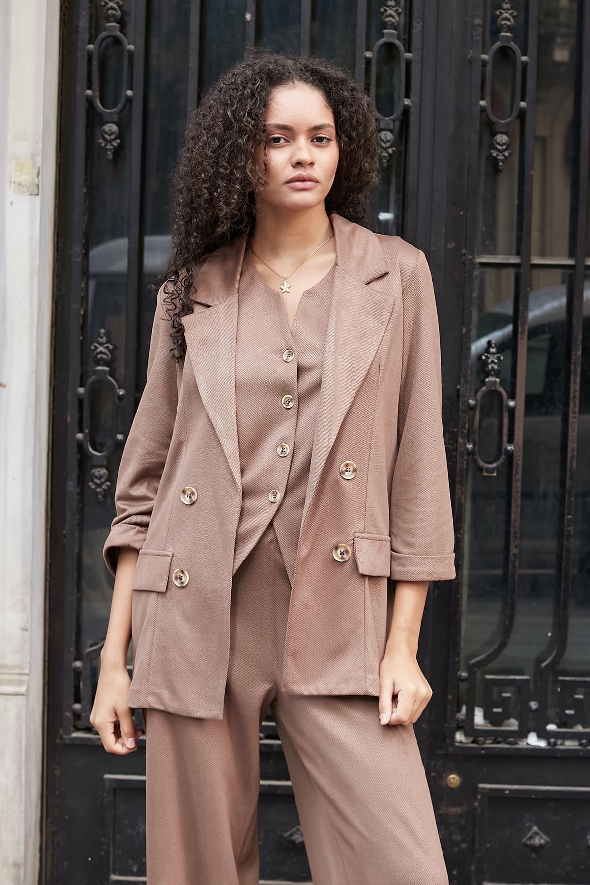Kadın Süet Dokulu Kumaş Yakalı Capri Kol Cep Kapaklı Blazer Ceket-Vizon