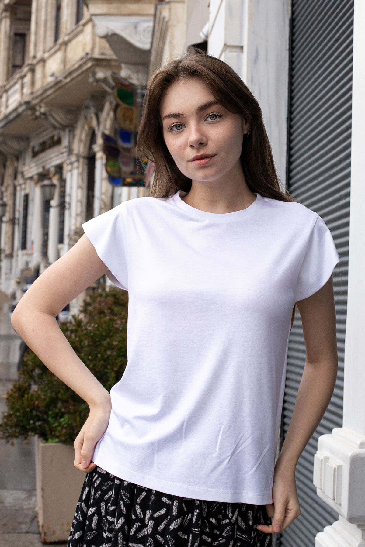 Kadın İpeksi Kumaş Geniş Sıfır Yaka Kısa Kol Tshirt Bluz-Beyaz