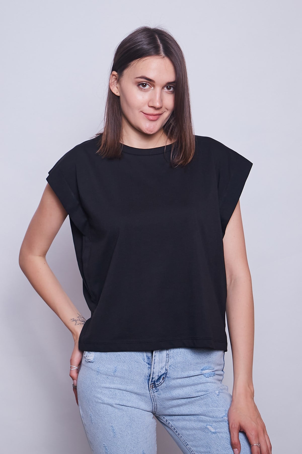 Kadın Geniş Sıfır Yaka Kısa Kol Pamuk Kumaş Oversize Tshirt-Siyah