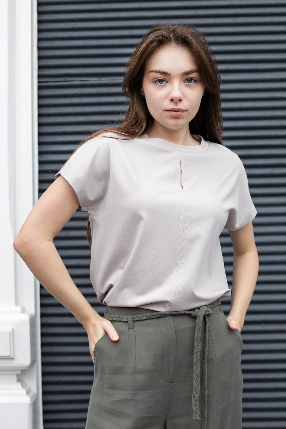 Kadın İpeksi Yumuşak Kumaş Geniş Sıfır Yaka Önü Pencereli Yanları Yırtmaçlı Tshirt Bluz-Taş