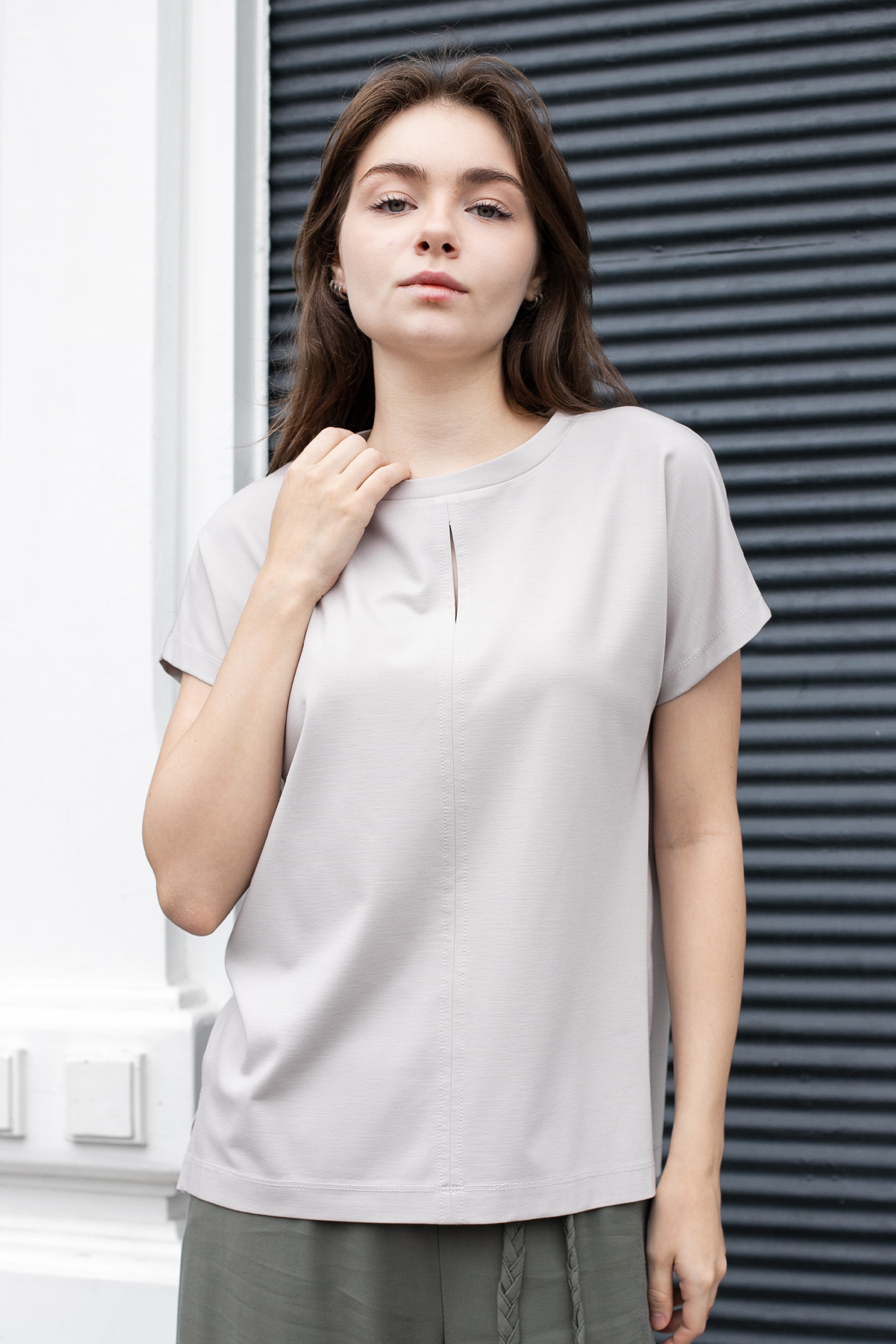 Kadın İpeksi Yumuşak Kumaş Geniş Sıfır Yaka Önü Pencereli Yanları Yırtmaçlı Tshirt Bluz-Taş