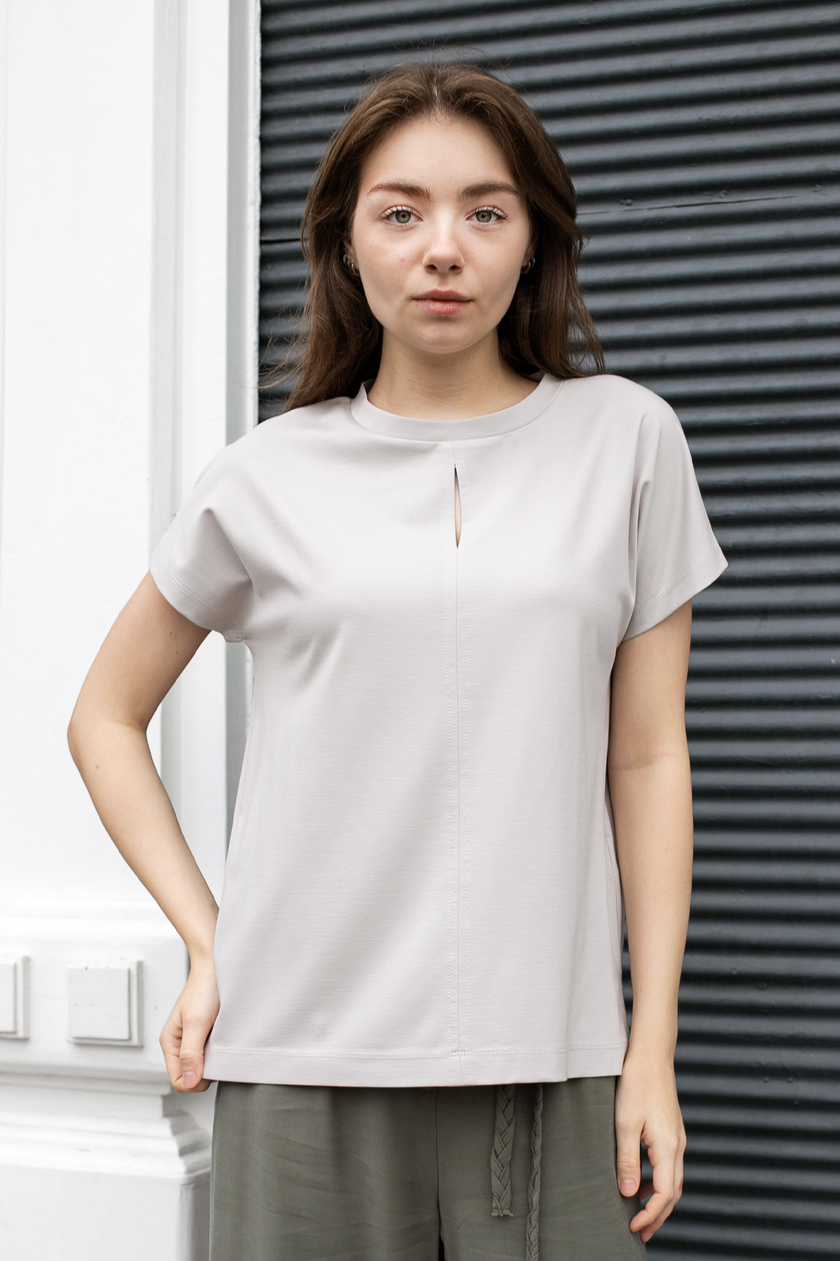 Kadın İpeksi Yumuşak Kumaş Geniş Sıfır Yaka Önü Pencereli Yanları Yırtmaçlı Tshirt Bluz-Taş