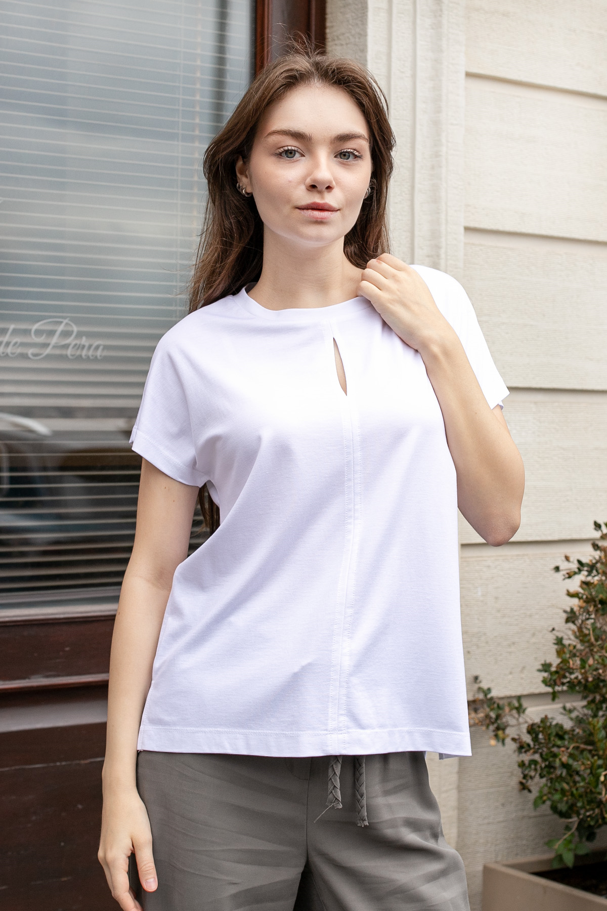 Kadın İpeksi Yumuşak Kumaş Geniş Sıfır Yaka Önü Pencereli Yanları Yırtmaçlı Tshirt Bluz-Beyaz