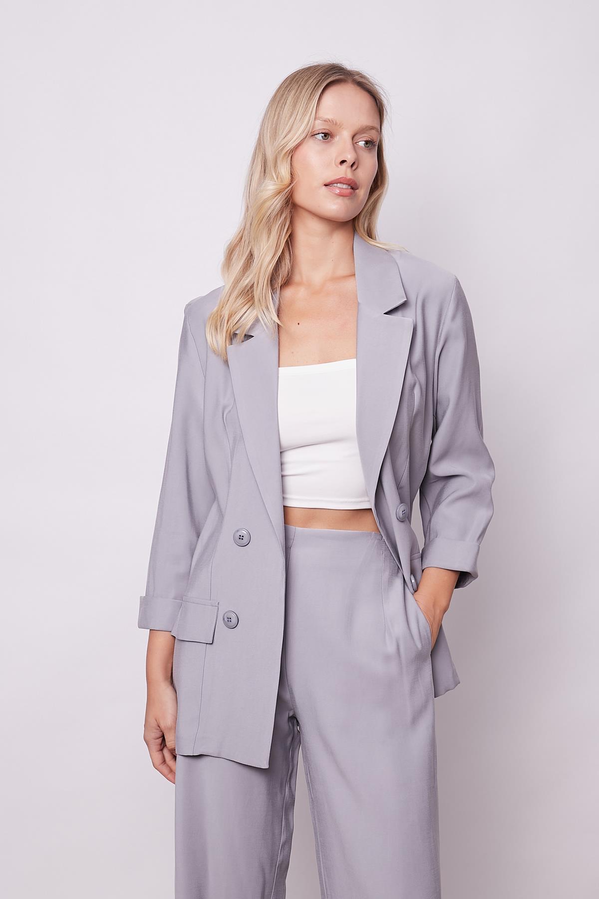 Kadın İpeksi Dokulu Modal Kumaş Yakalı Cep Kapaklı Oversize Salaş Blazer Ceket-Gri