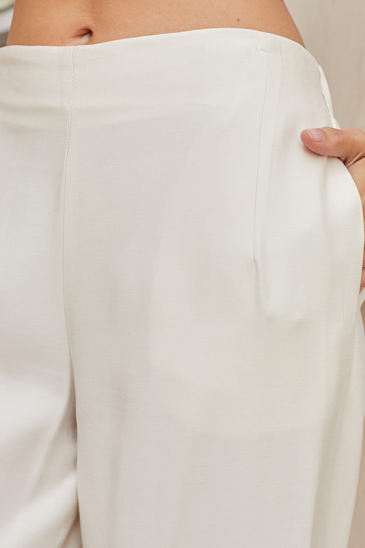 Kadın İpeksi Dokulu Modal Yüksek Bel Yan Cepli Arkası Lastikli Bol Paça Salaş Palazzo Pantolon-Krem 