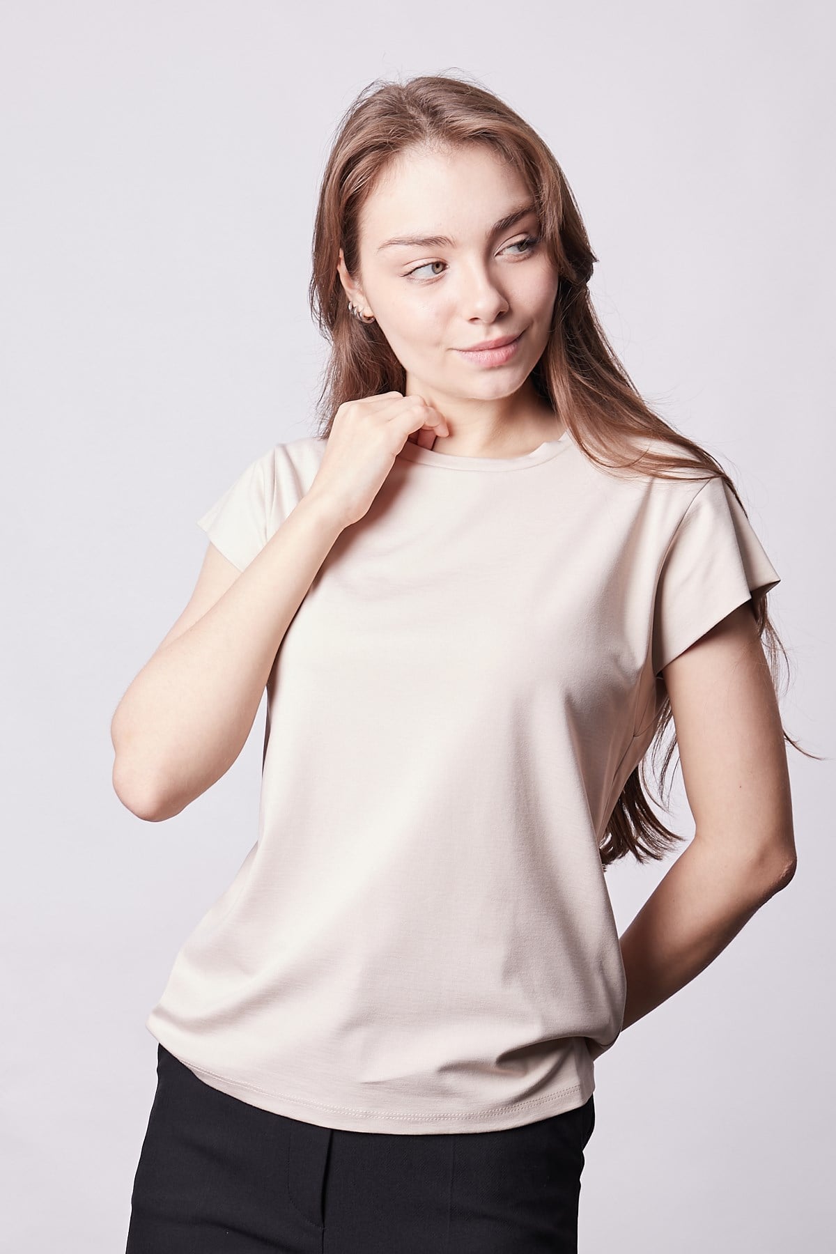 Kadın İpeksi Kumaş Geniş Sıfır Yaka Kısa Kol Tshirt Bluz-Bej 