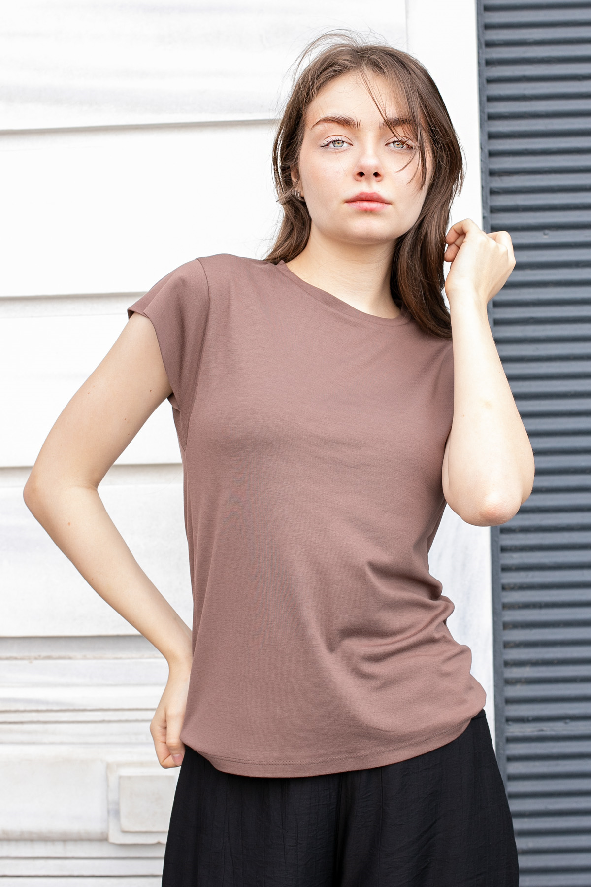 Kadın İpeksi Kumaş Geniş Sıfır Yaka Kısa Kol Tshirt Bluz-Kahve 