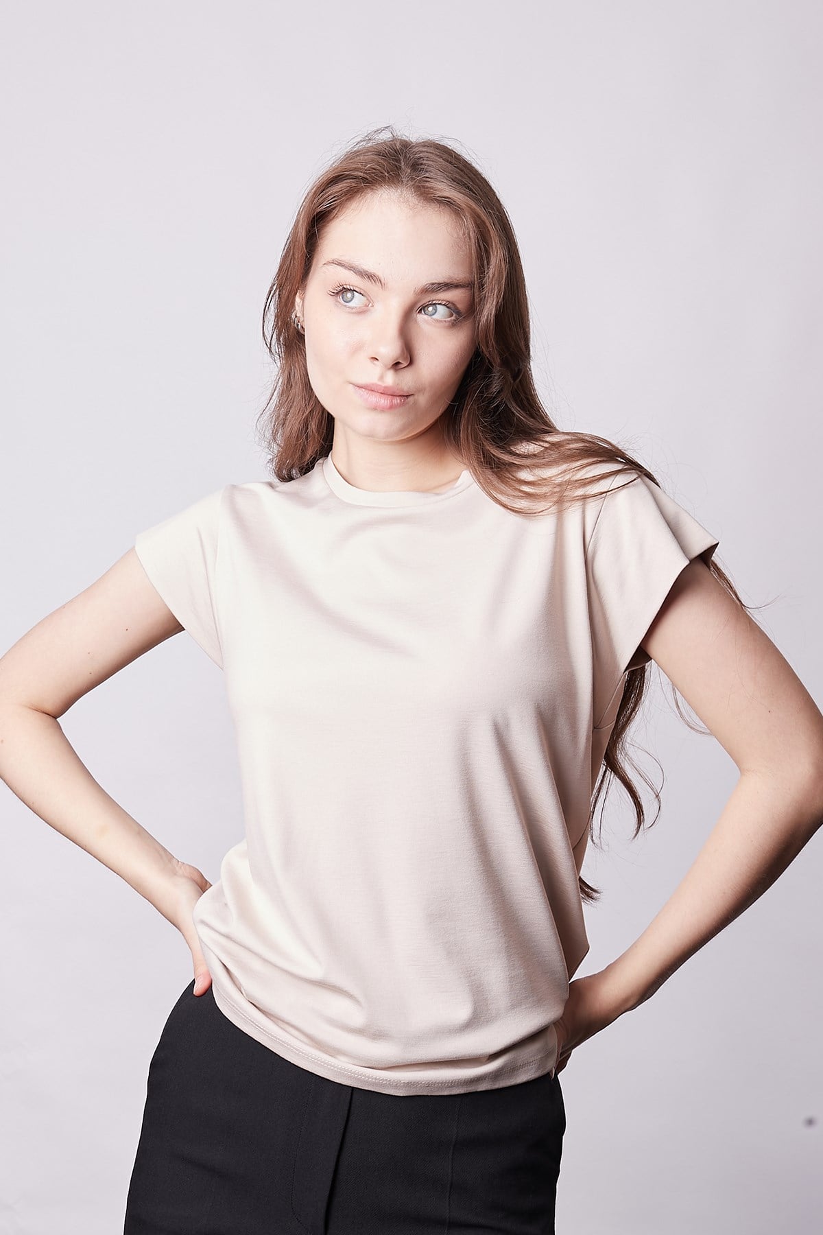 Kadın İpeksi Kumaş Geniş Sıfır Yaka Kısa Kol Tshirt Bluz-Bej 