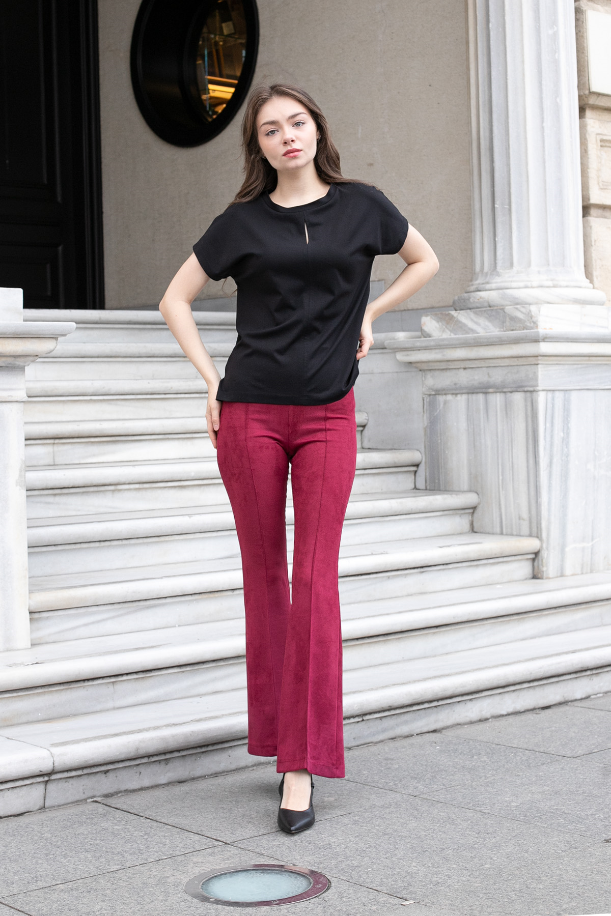 Kadın İpeksi Yumuşak Kumaş Geniş Sıfır Yaka Önü Pencereli Yanları Yırtmaçlı Tshirt Bluz-Siyah