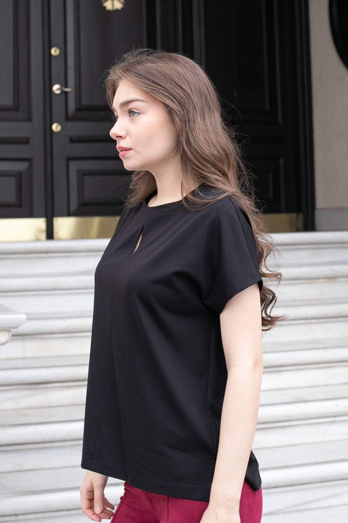 Kadın İpeksi Yumuşak Kumaş Geniş Sıfır Yaka Önü Pencereli Yanları Yırtmaçlı Tshirt Bluz-Siyah