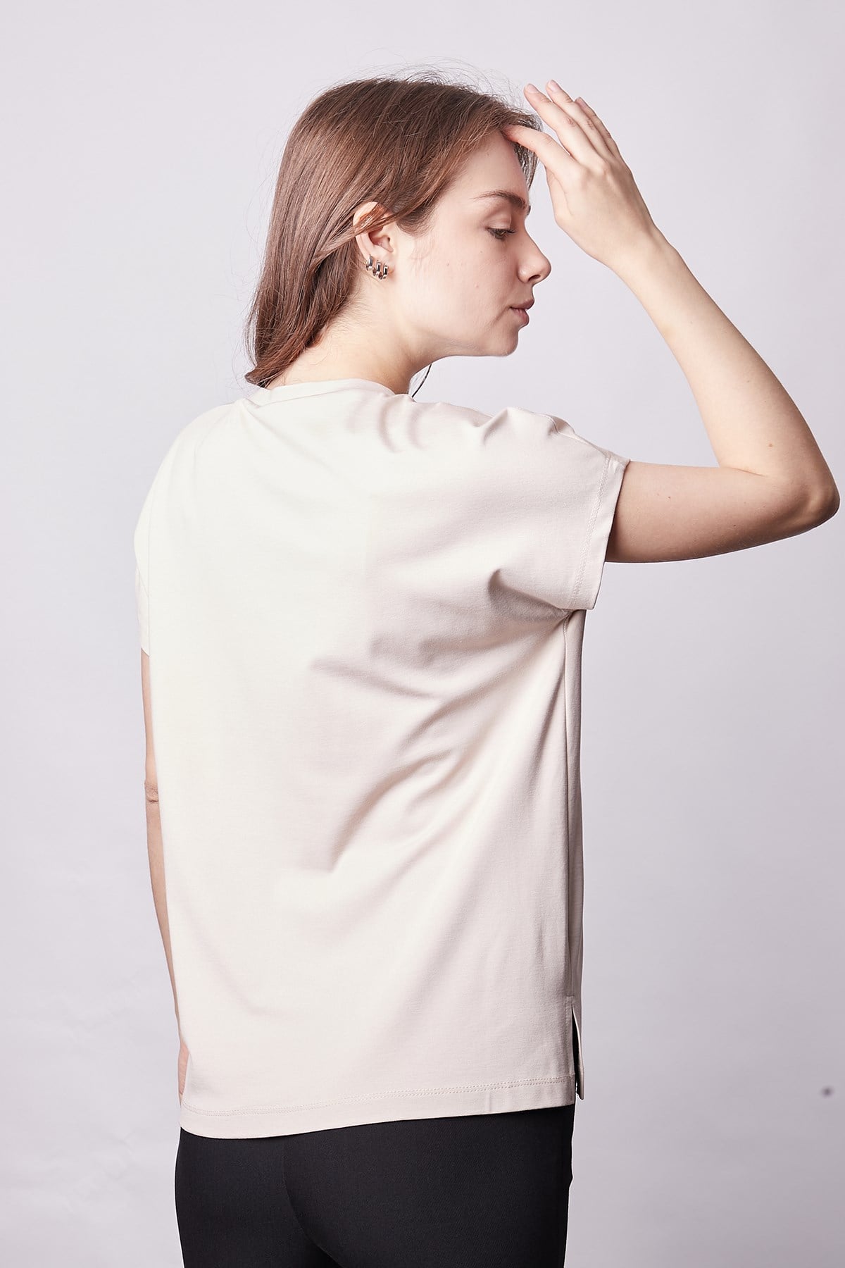 Kadın İpeksi Yumuşak Kumaş Geniş Sıfır Yaka Önü Pencereli Yanları Yırtmaçlı Tshirt Bluz-Bej 