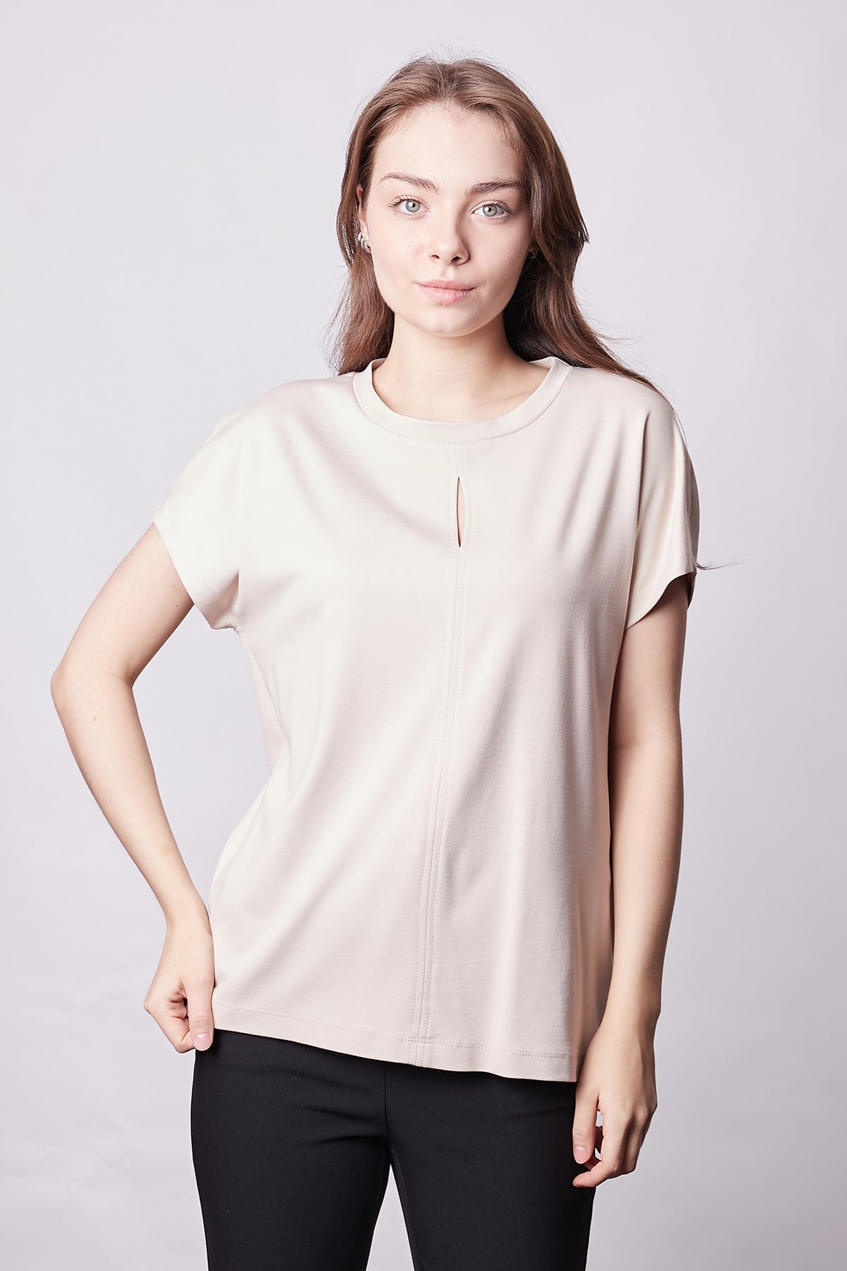 Kadın İpeksi Yumuşak Kumaş Geniş Sıfır Yaka Önü Pencereli Yanları Yırtmaçlı Tshirt Bluz-Bej 