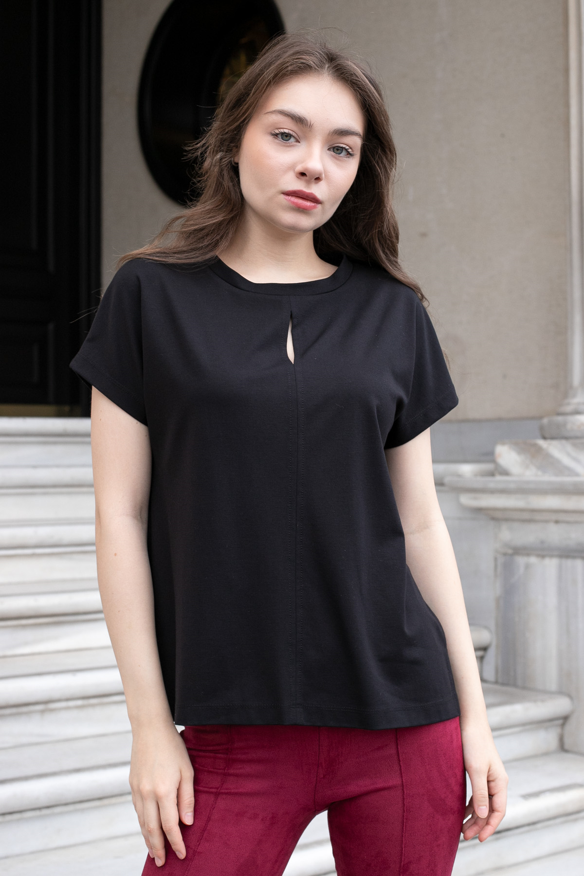 Kadın İpeksi Yumuşak Kumaş Geniş Sıfır Yaka Önü Pencereli Yanları Yırtmaçlı Tshirt Bluz-Siyah