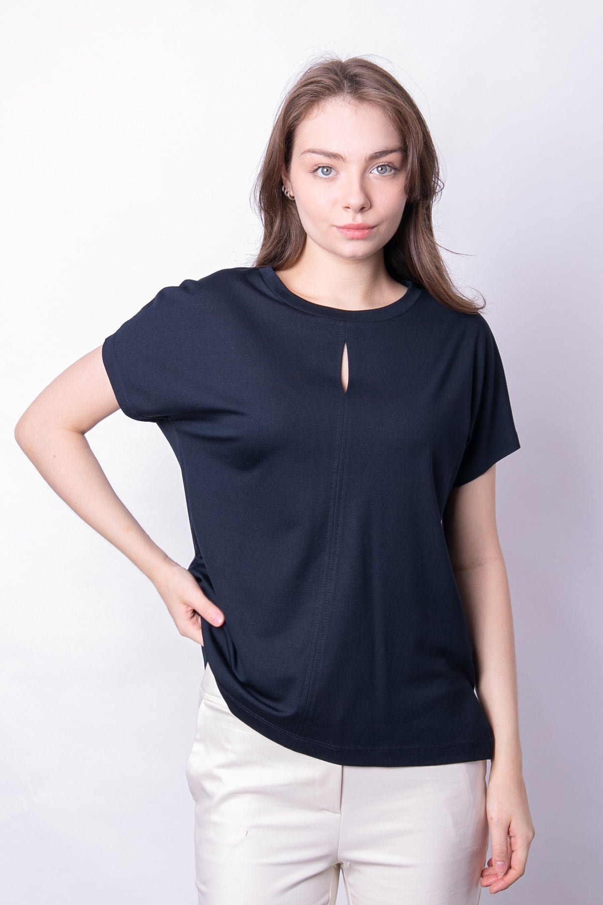 Kadın İpeksi Yumuşak Kumaş Geniş Sıfır Yaka Önü Pencereli Yanları Yırtmaçlı Tshirt Bluz-Koyu Lacivert 