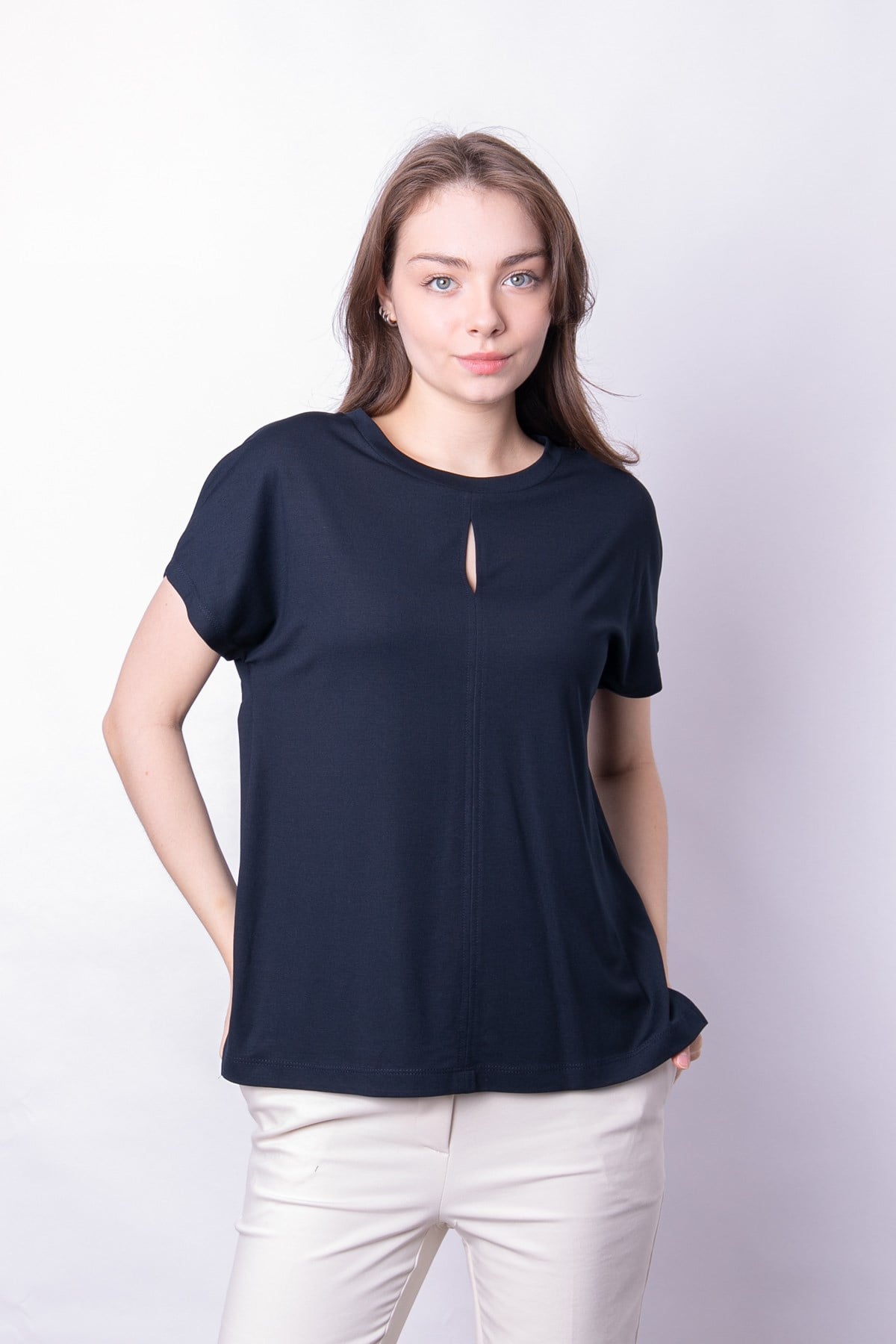 Kadın İpeksi Yumuşak Kumaş Geniş Sıfır Yaka Önü Pencereli Yanları Yırtmaçlı Tshirt Bluz-Koyu Lacivert 