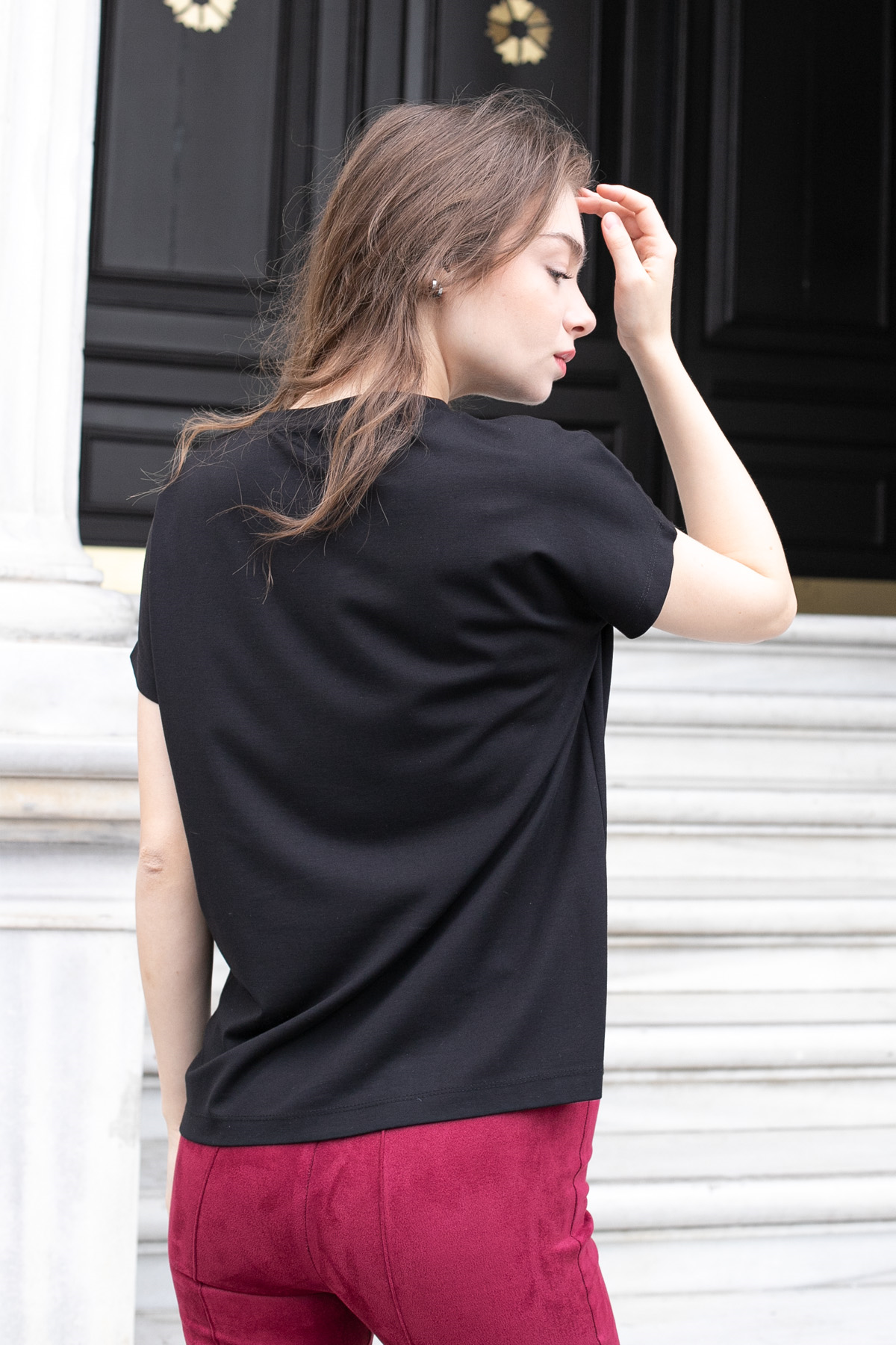 Kadın İpeksi Yumuşak Kumaş Geniş Sıfır Yaka Önü Pencereli Yanları Yırtmaçlı Tshirt Bluz-Siyah