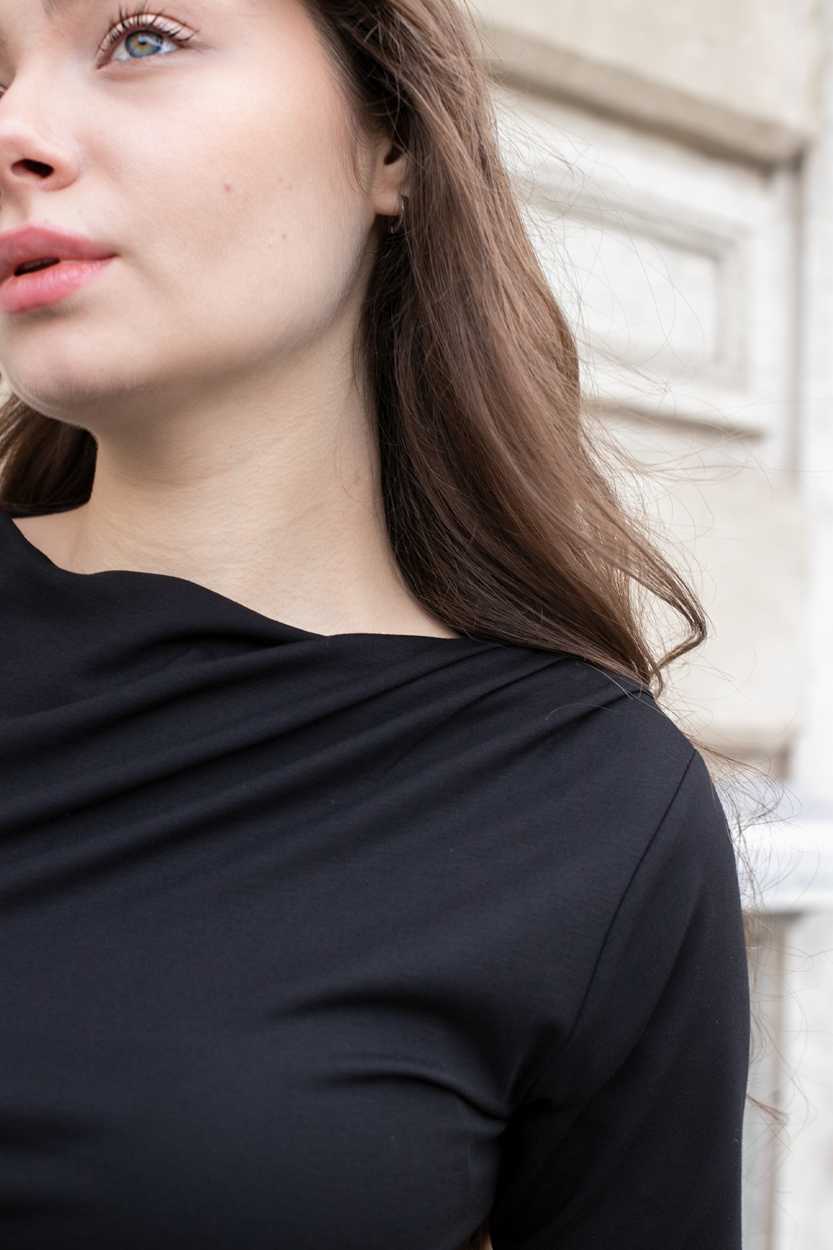 Kadın Likralı Hafif Parlak Kumaş Kayık Yaka Pileli Asimetrik Dirsek Üstü Kol Body Bluz-Siyah