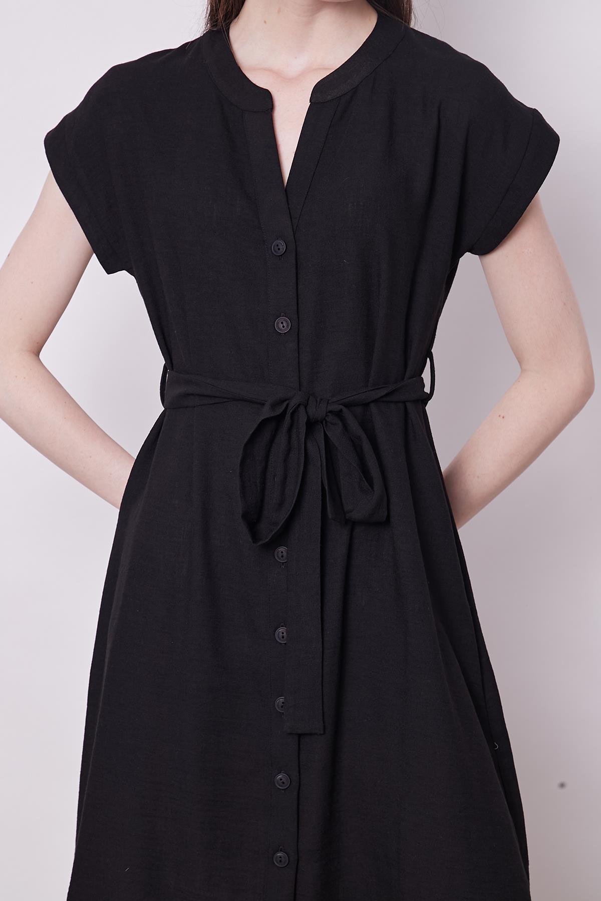 Keten Karışımlı Hakim Yaka Düşük Omuzlu Beli Bağcıklı Düğmeli Diz Boy Günlük Elbise-Siyah