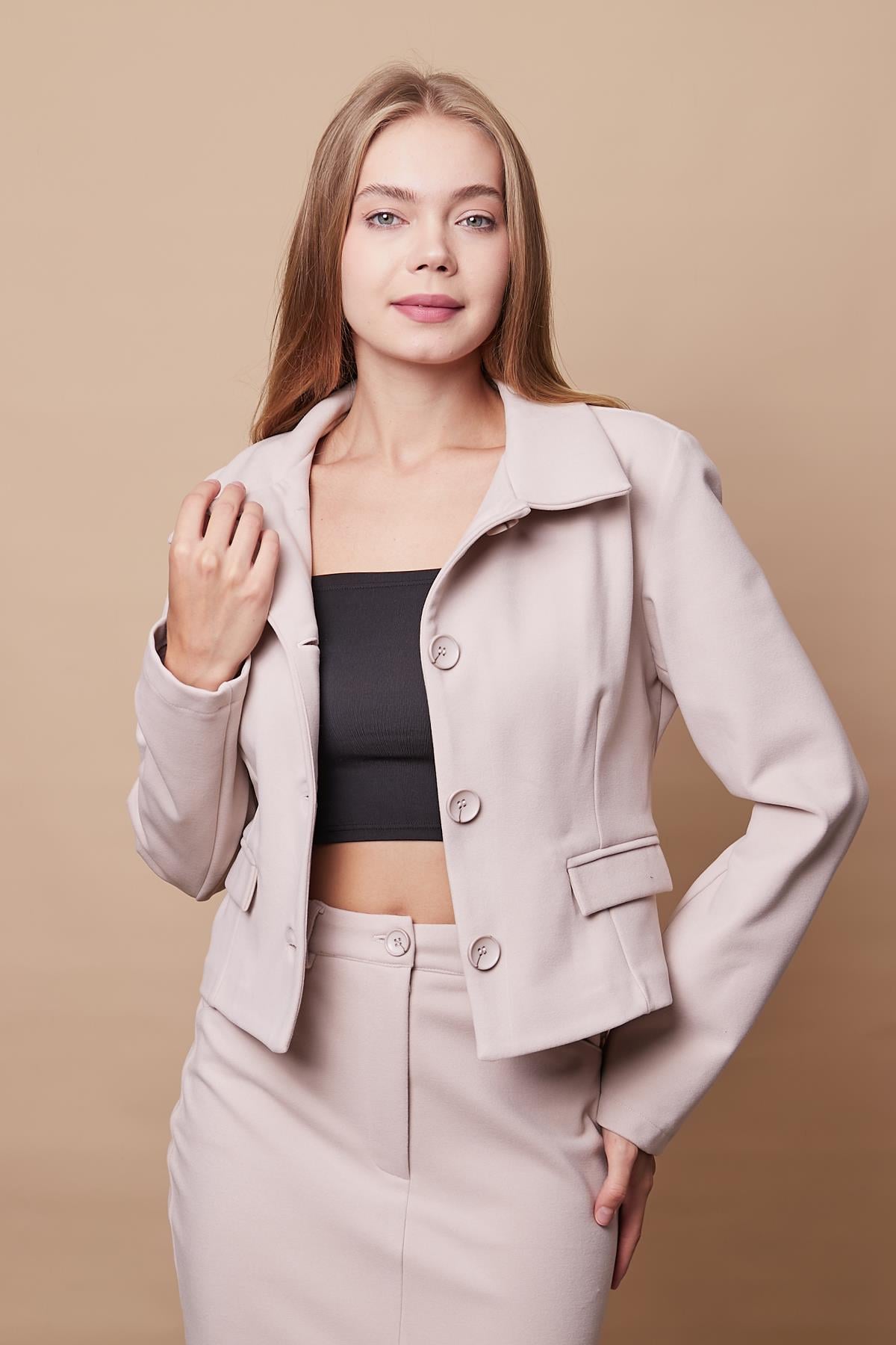 Kadın Likralı Kaşe Kumaş Yakalı Cep Kapaklı Uzun Kol Düğmeli Kısa Blazer Ceket Kaban-Şampanya