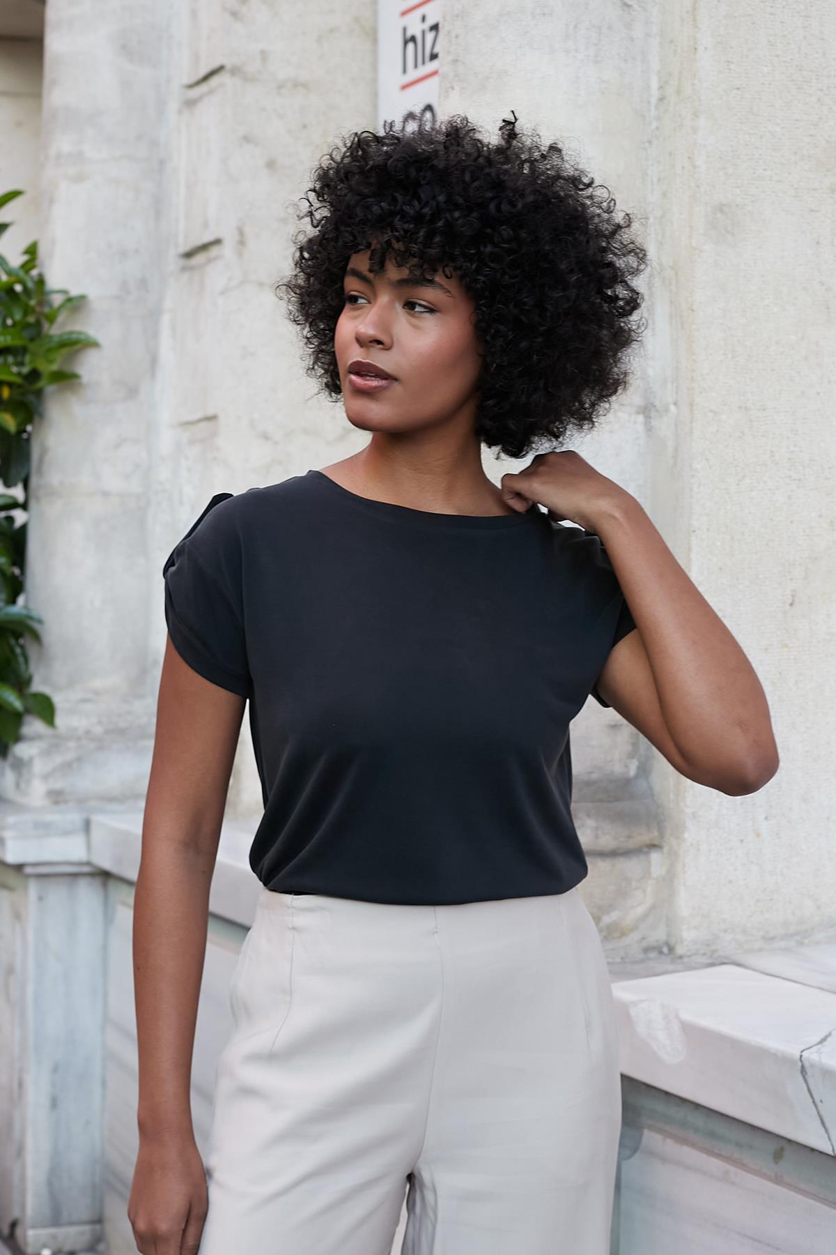 Kadın Modal Penye Geniş Sıfır Yaka Düşük Omuzlu Apoletli Kısa Kol T-shirt Bluz-Siyah