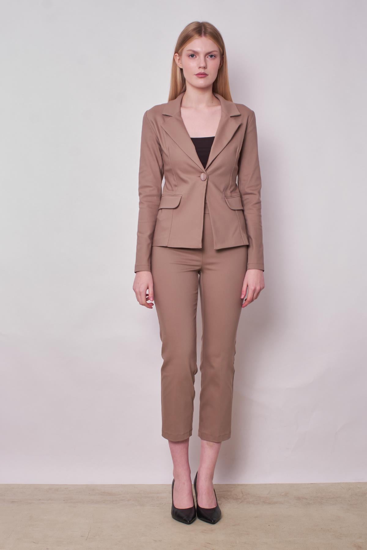 Kadın Yakalı Cep Kapaklı Uzun Kol Hafif Likralı Kumaş Blazer Ceket(Pantolon Jument 40076)-Vizon