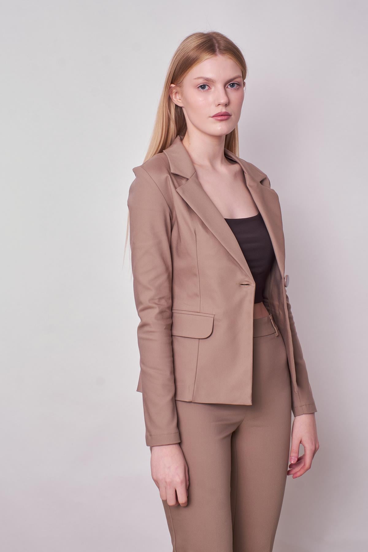 Kadın Yakalı Cep Kapaklı Uzun Kol Hafif Likralı Kumaş Blazer Ceket(Pantolon Jument 40076)-Vizon