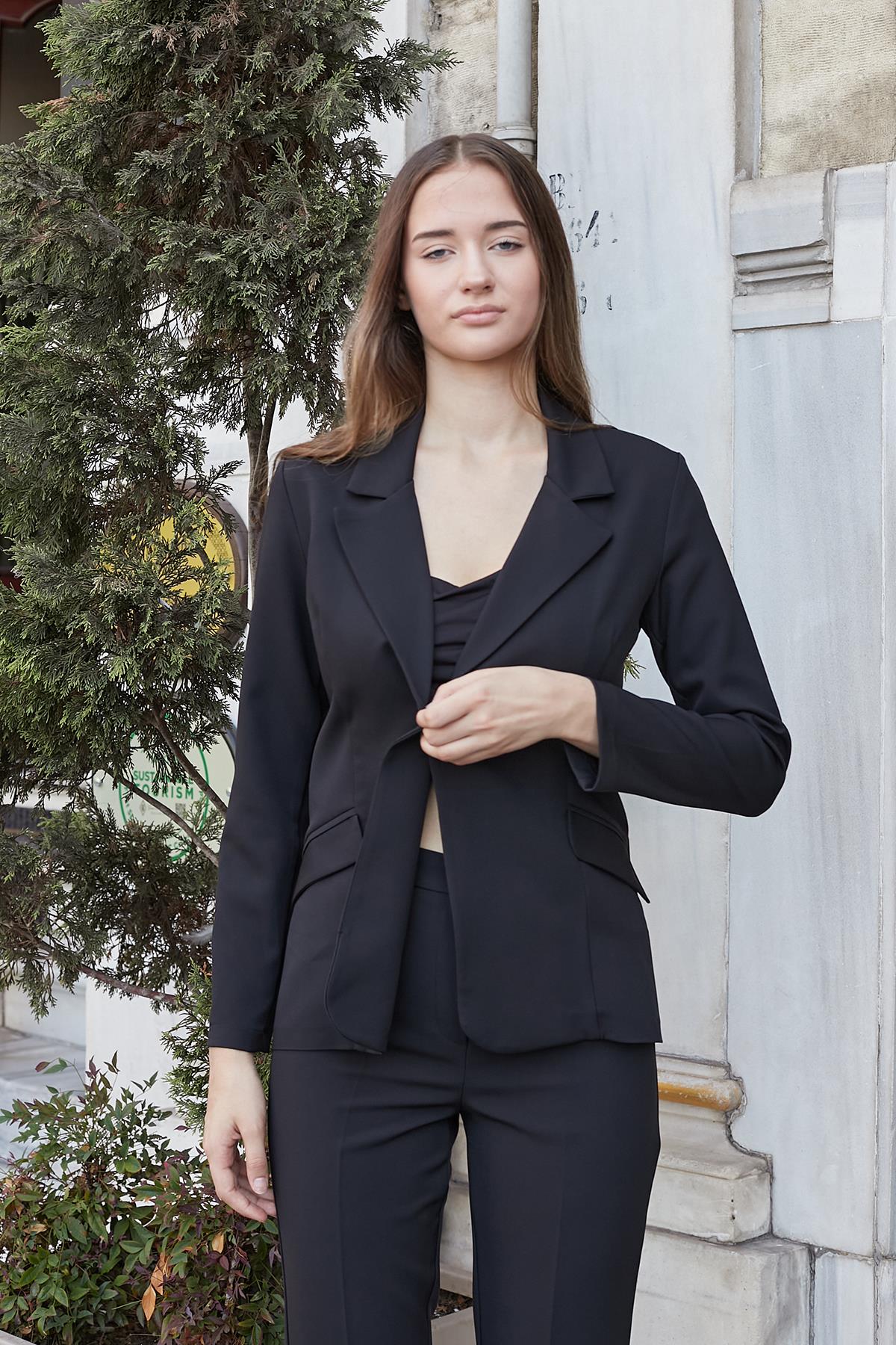 Kadın Yakalı Cep Kapaklı Uzun Kol Bele Oturan Hafif Esnek Kumaş Blazer Ceket-Siyah