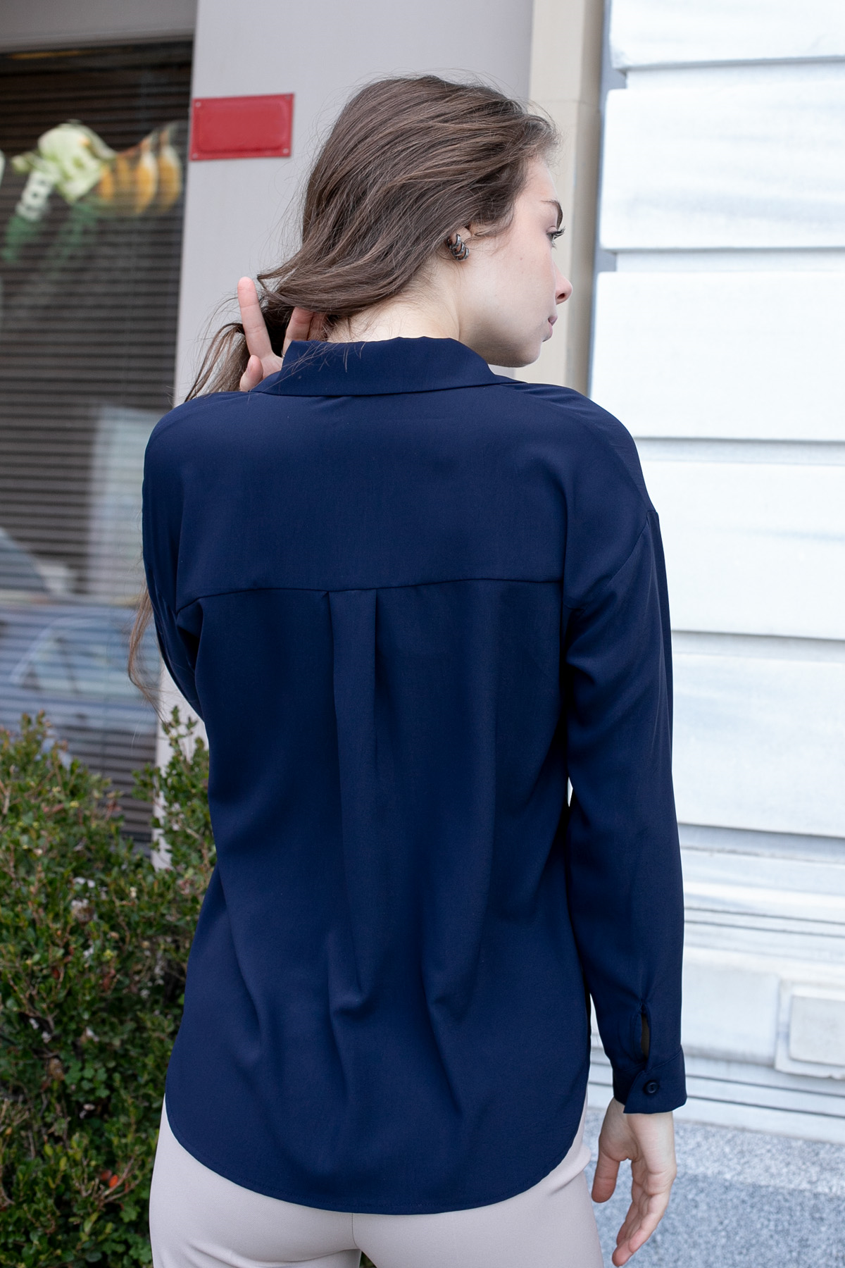 Kadın Yakalı Düşük Omuzlu Uzun Kol Likrasız Kumaş Gömlek-Lacivert 