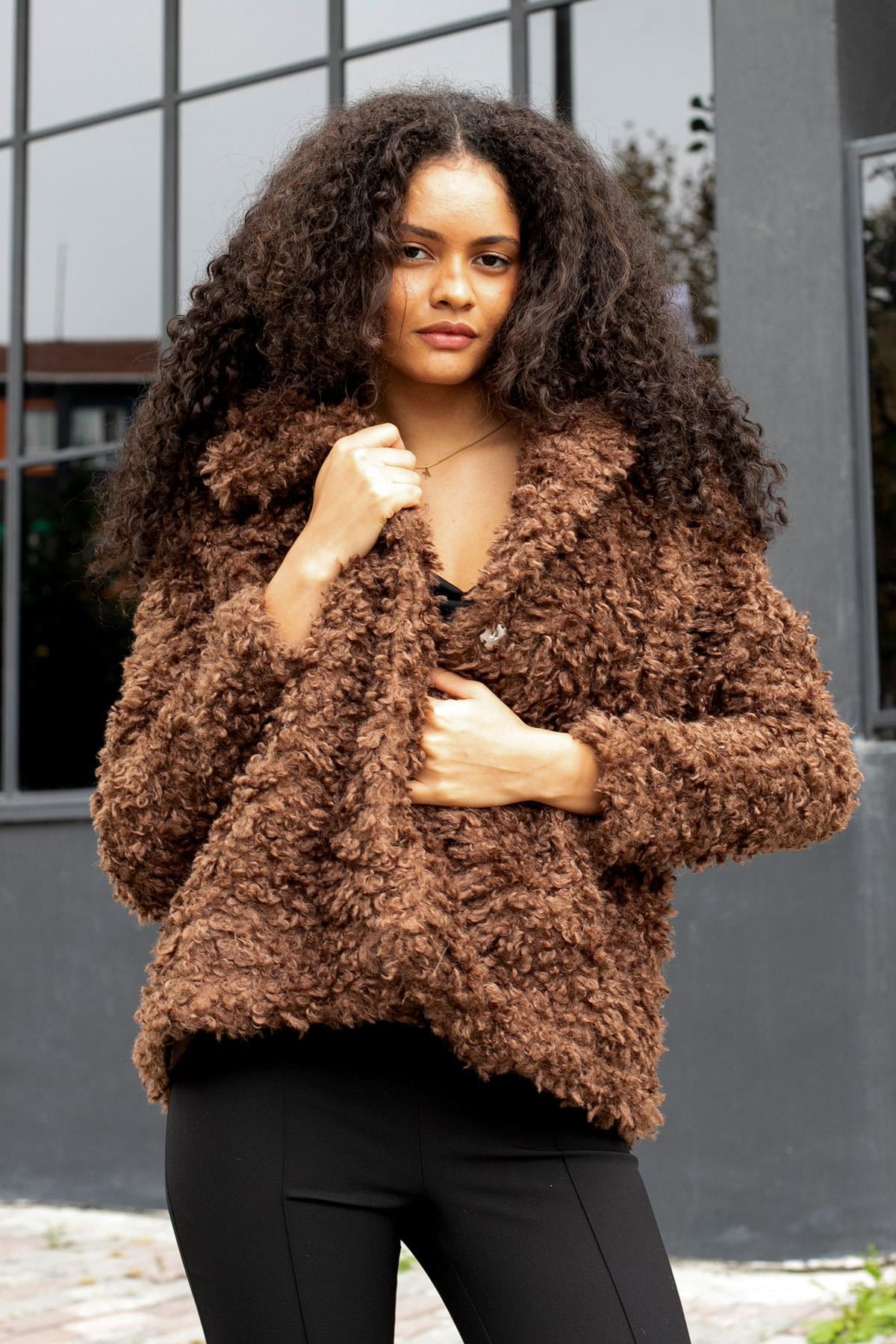 kadın yakalı uzun kol astarlı kısa kaban