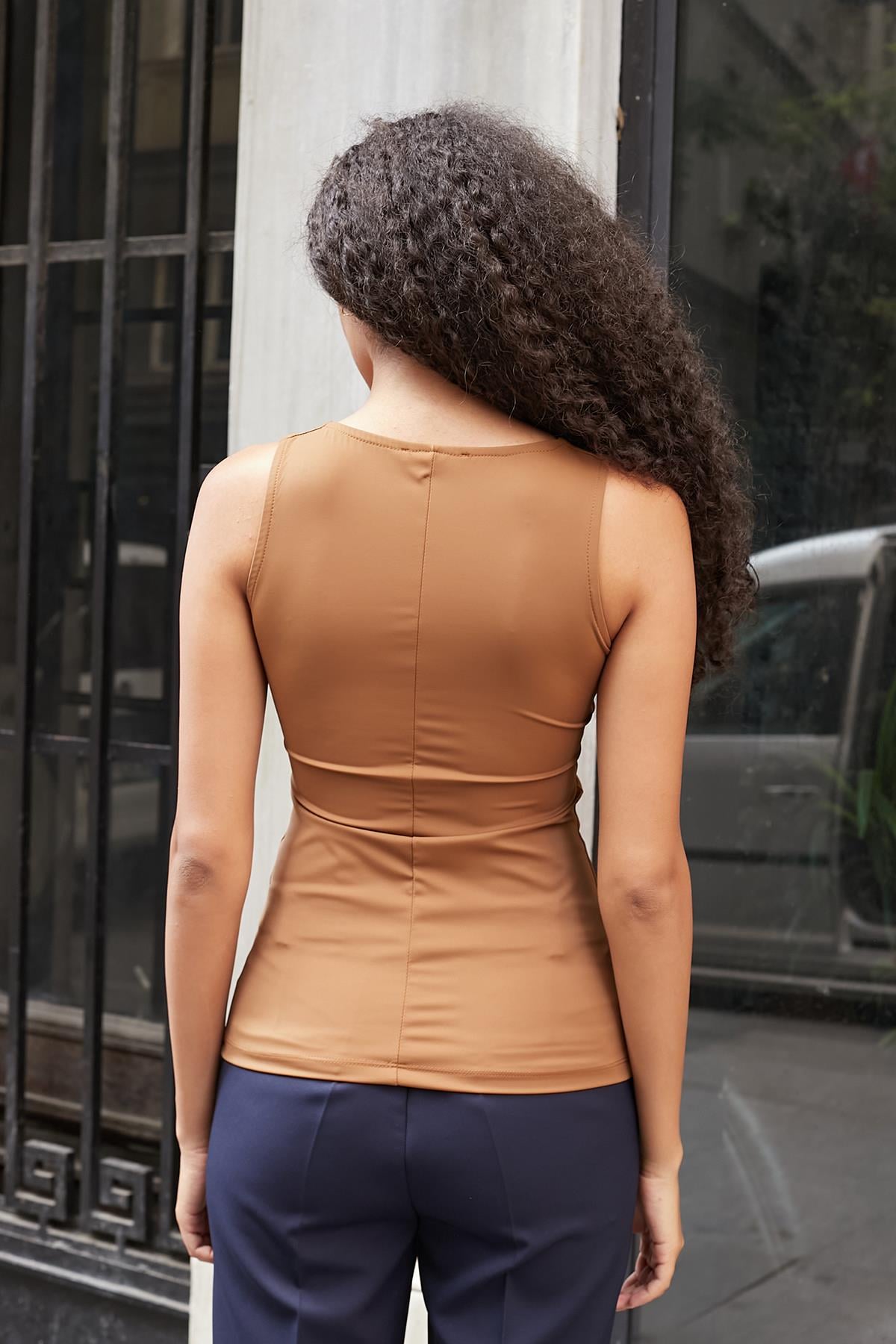 Kare Yaka Kolsuz Likralı Şık Parlak Kumaş Bluz Body-Kahve 
