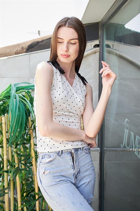 Desenli Likralı Kumaş Anvelop Kruvaze Ön Arka V Yaka Omuzları Bağcıklı Body Bluz-Siyah Puan