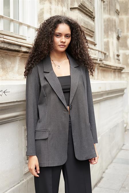 Kadın Çizgili Yakalı Cep Kapaklı Kolları Düğmeli Boyfriend Blazer Ceket-Antrasit Çizgi