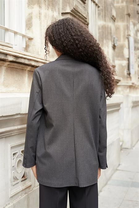 Kadın Çizgili Yakalı Cep Kapaklı Kolları Düğmeli Boyfriend Blazer Ceket-Antrasit Çizgi