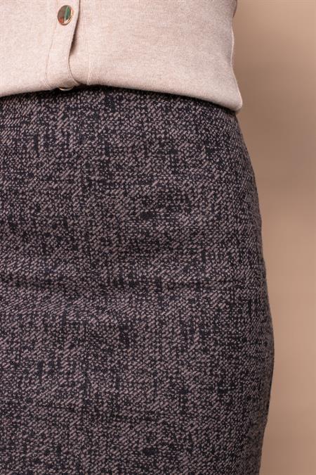 Kadın Diyagonal Hafif Likralı Yünlü Kumaş Önü Yırtmaçlı Diz Boy Kalem Etek-Bej Diyagonal