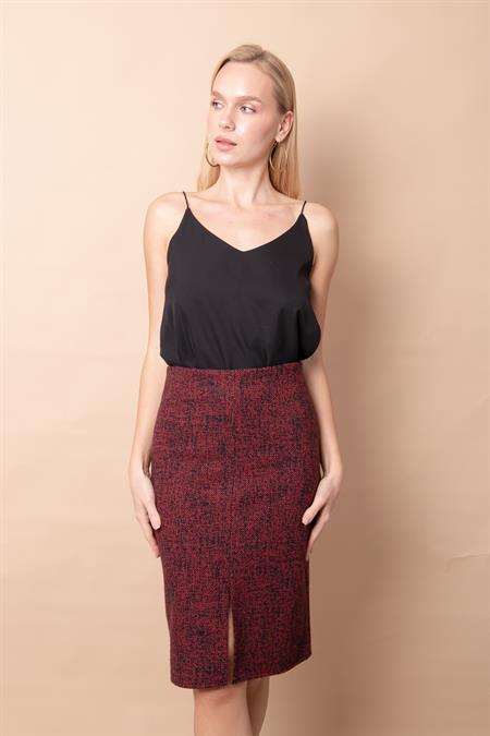 Kadın Diyagonal Hafif Likralı Yünlü Kumaş Önü Yırtmaçlı Diz Boy Kalem Etek-Bordo Diyagonal