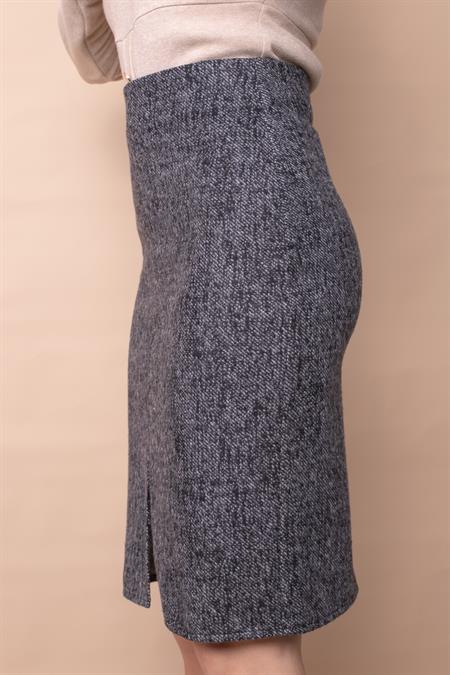 Kadın Diyagonal Hafif Likralı Yünlü Kumaş Önü Yırtmaçlı Diz Boy Kalem Etek-Siyah Diyagonal