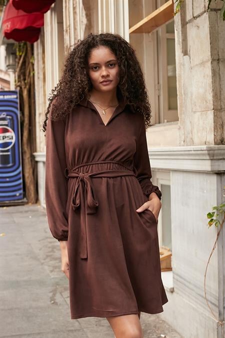 Kadın Süet Dokulu Kumaş Yakalı Uzun Kol Bağcıklı Cepli Diz Üstü Ofis-Günlük Elbise-Kahve