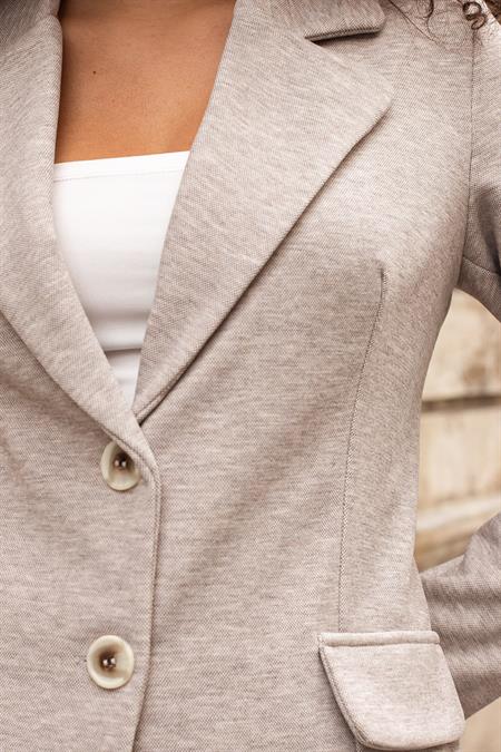 Kadın Esnek Kalın Kumaş Yakalı Cep Kapaklı Uzun Kol Çift Düğmeli Blazer Ceket-Bej