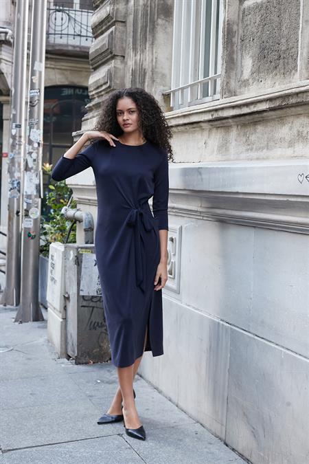 Kadın Esnek Modal Scuba Kumaş Geniş Sıfır Yaka Önden Bağlamalı Truvakar Kol Diz Altı Uzun Elbise-Lacivert 