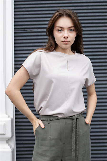 Kadın İpeksi Yumuşak Kumaş Geniş Sıfır Yaka Önü Pencereli Yanları Yırtmaçlı Tshirt Bluz-Taş