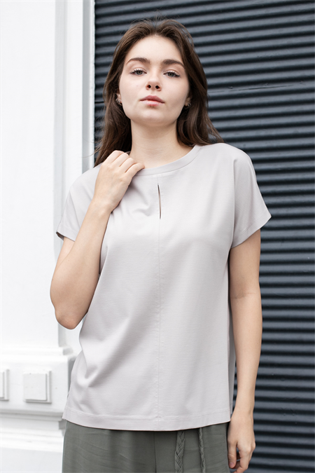 Kadın İpeksi Yumuşak Kumaş Geniş Sıfır Yaka Önü Pencereli Yanları Yırtmaçlı Tshirt Bluz-Taş