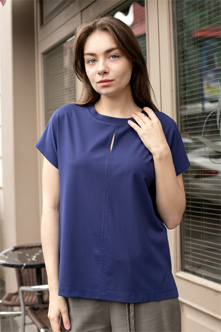 Kadın İpeksi Yumuşak Kumaş Geniş Sıfır Yaka Önü Pencereli Yanları Yırtmaçlı Tshirt Bluz-İndigo