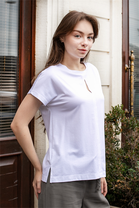 Kadın İpeksi Yumuşak Kumaş Geniş Sıfır Yaka Önü Pencereli Yanları Yırtmaçlı Tshirt Bluz-Beyaz