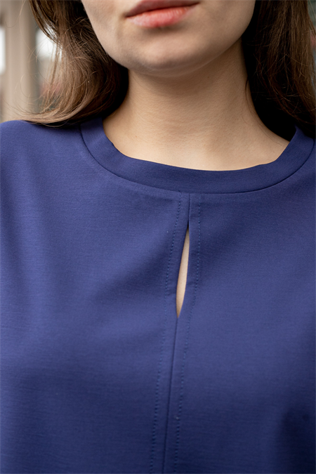 Kadın İpeksi Yumuşak Kumaş Geniş Sıfır Yaka Önü Pencereli Yanları Yırtmaçlı Tshirt Bluz-İndigo
