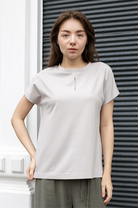 Kadın İpeksi Yumuşak Kumaş Geniş Sıfır Yaka Önü Pencereli Yanları Yırtmaçlı Tshirt Bluz-Taş