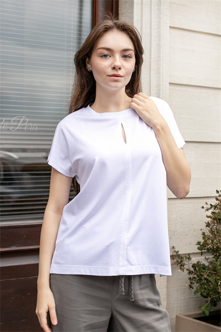 Kadın İpeksi Yumuşak Kumaş Geniş Sıfır Yaka Önü Pencereli Yanları Yırtmaçlı Tshirt Bluz-Beyaz