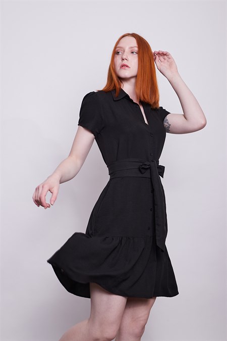 İç Göstermez Viskon Kemerli Eteği Fırfırlı Gömlek Yakalı Düğmeli Elbise-Siyah