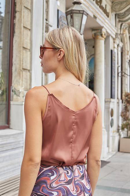 Kadın İpeksi Dokulu Saten Kumaş İp Askılı Bluz-Sütlü Kahve