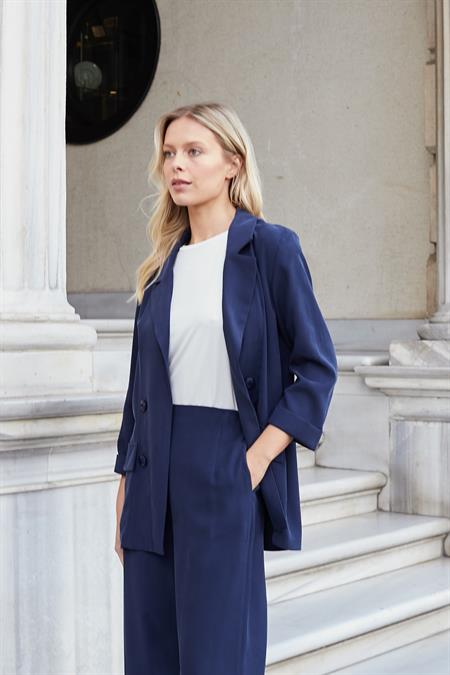 Kadın İpeksi Dokulu Modal Kumaş Yakalı Cep Kapaklı Oversize Salaş Blazer Ceket-Lacivert