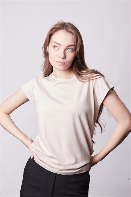 Kadın İpeksi Kumaş Geniş Sıfır Yaka Kısa Kol Tshirt Bluz-Bej 
